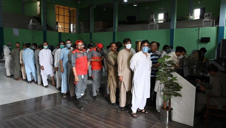 Pakistan, nel Punjab tagliano il telefono a chi rifiuta di vaccinarsi