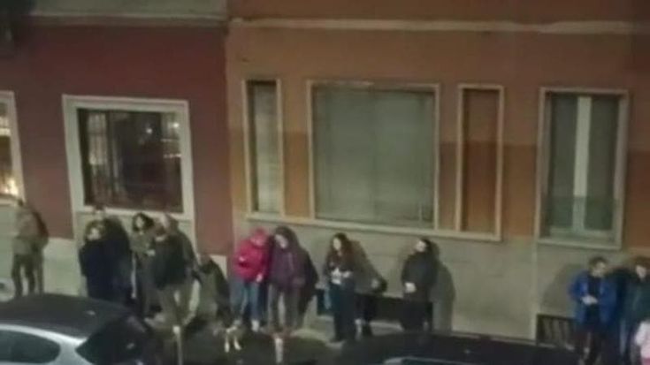 Musica in strada e sguardi dalle finestre per le donne che tornano tardi la sera: in via Arquà gli “affacci solidali” del quartiere per dare sicurezza