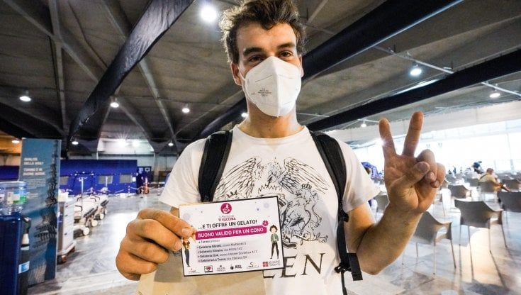 La Delta corre tra teenager e bambini. Da oggi hub aperti senza prenotazione per gli under 19