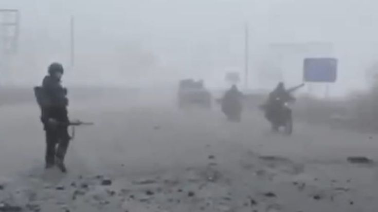 A Pokrovsk la nebbia batte i droni: i russi avanzano e gli ucraini tirano fuori i tank