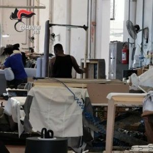 Bari, 2 euro all'ora per fabbricare divani: denunciati imprenditore e caporale 