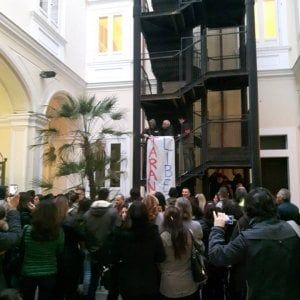 Inquinamento a Taranto, protesta per l'ambiente: blitz in Comune di un gruppo di cittadini