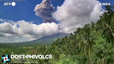 Erutta il vulcano Mayon nelle Filippine: la colonna di cenere alta fino a 3.000 metri