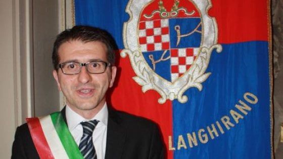 Langhirano, protesta per mesi sotto il muncipio: arrestato per stalking contro il sindaco
