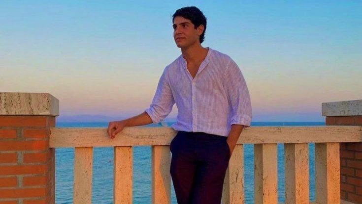 Bagno a Ripoli, forse un selfie all'origine della morte di Roberto, 20 anni, caduto dal tetto della scuola