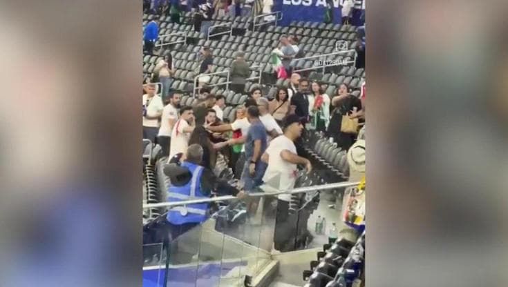 Mondiali, a botte tra pro e contro regime sugli spalti della nazionale iraniana
