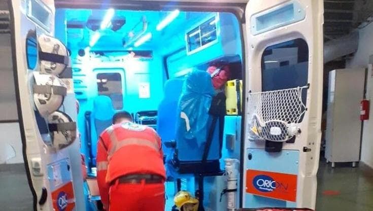 Urta un uomo con il passeggino per errore, pestato a sangue davanti ai passanti: è grave