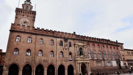 Al Comune di Bologna curriculum 'al buio': niente nome, sesso, età