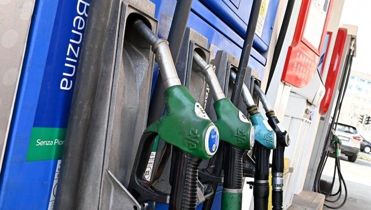 Benzina, la verde sfonda quota 2 euro anche in modalità self