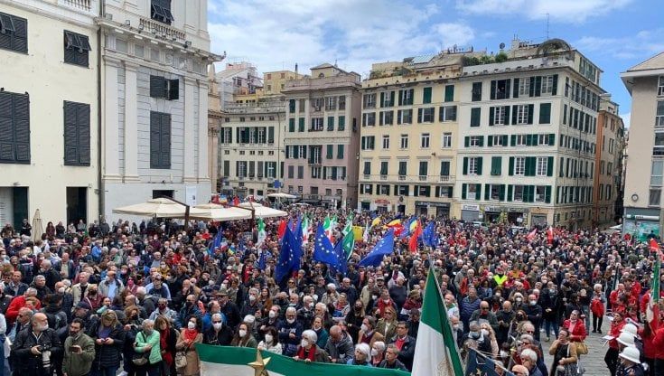 Il procuratore emerito Francesco Cozzi e il vescovo Tasca in campo per il 25 aprile di Genova 