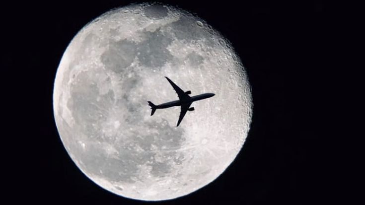 Un aereo sopra le nuvole per vedere l’eclissi: la missione speciale di Iberia