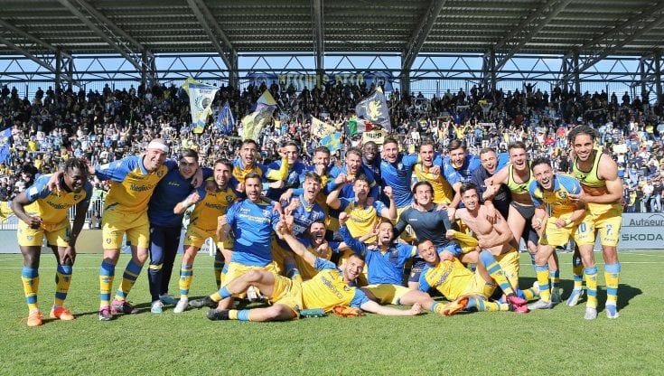 Serie B, il Frosinone si avvicina alla promozione. Il Como rimonta il Genoa, colpo Bari nel recupero 