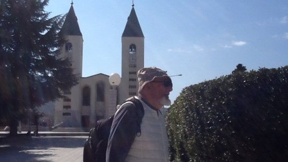 Babbo Renzi in pellegrinaggio a Medjugorje: vede i cronisti e stizzito riparte