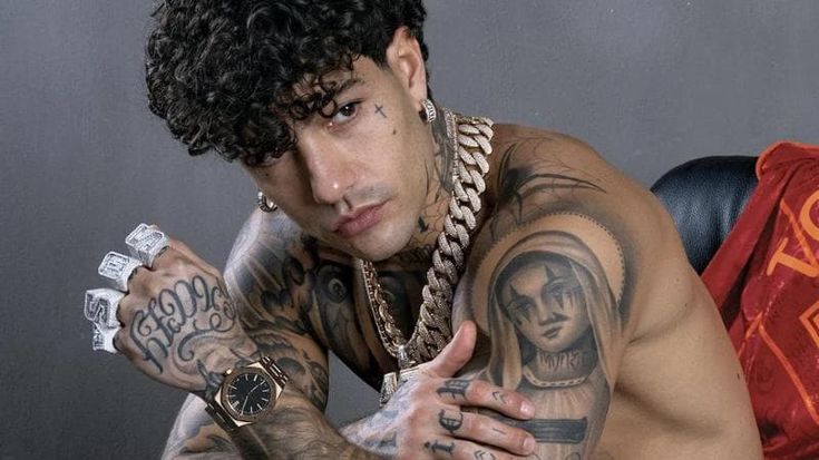 Trieste, Tony Effe e il suo Sesso e samba al Tomorrow Today Festival, scoppia la polemica: “I suoi brani sono sessisti”