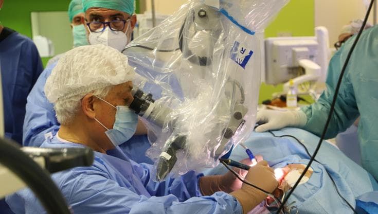 Orecchio bionico invisibile impiantato a Piacenza: è la prima volta in Italia