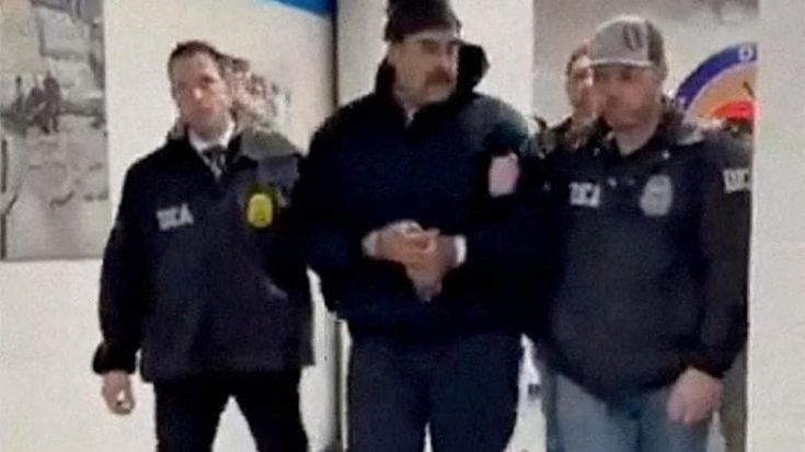 Passeggiata show di Maduro: “Buon anno e buona notte”. Poi il primo giorno in cella a New York