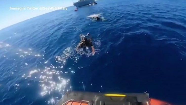 Migranti, il centro Astalli: "Nel 2021 raddoppiati gli sbarchi e aumentati gli abusi sulle donne"