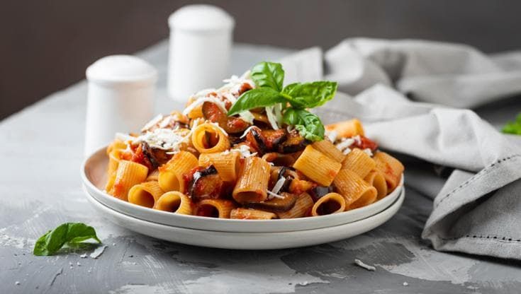 La giornata della pasta alla Norma, tra Bellini e i food blogger. La Mantia: “Ecco come si fa”