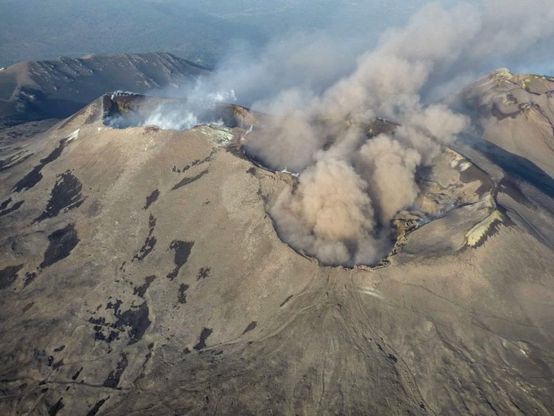 Etna, torna il pennacchio di fumo: le foto dall'elicottero