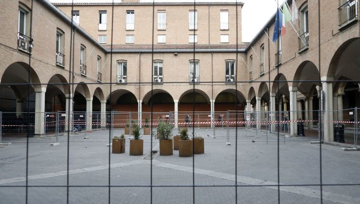 Assembramenti, piazza Scaravilli transennata 