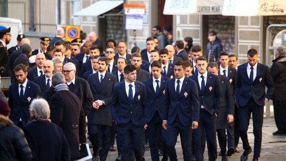 L'ultimo saluto di Firenze ad Astori: ''Tu sei la nostra luce''