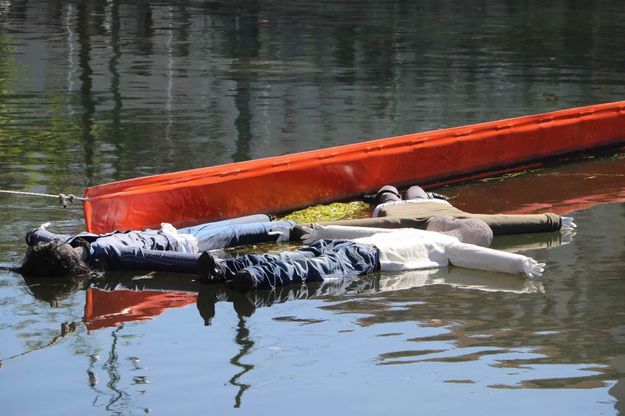Protesta shock in Darsena, in acqua 'annegano' i manichini-profughi