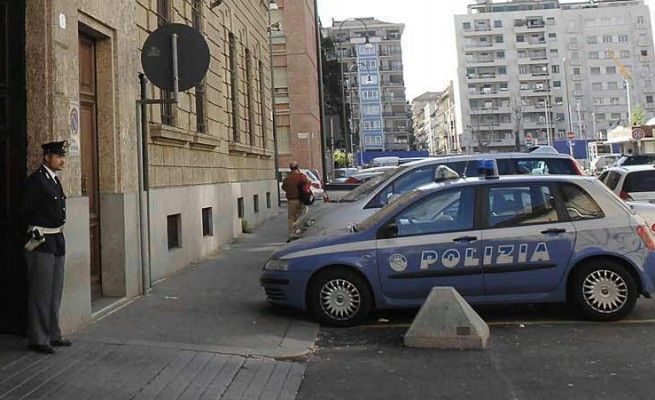 Rubano un'automedica <br />e si schiantano contro un palo