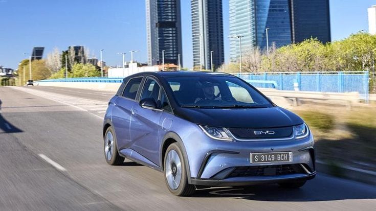 Byd Dolphin, in strada con l’elettrica cinese. Ecco come va e quanto costa