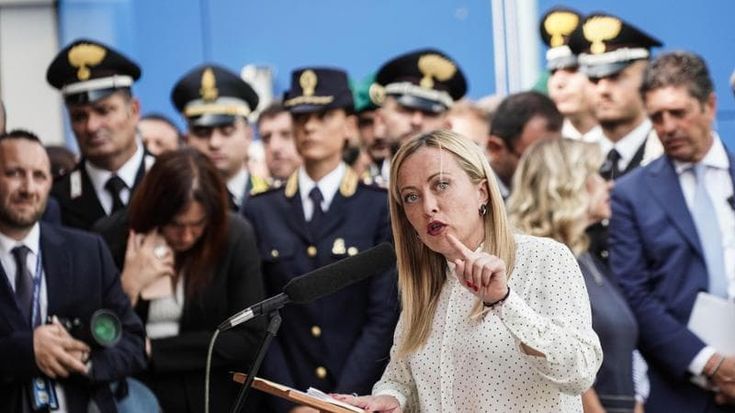 Meloni isolata sui migranti: in cerca di un nemico fa sponda su Macron per il “piano italiano”