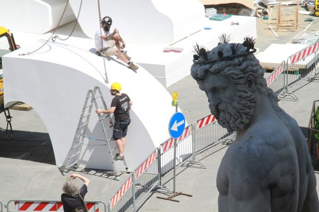 Finalmente completa la grande R in piazza della Signoria