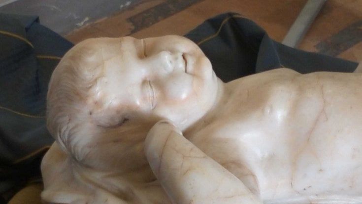 Dai depositi della Reggia di Caserta, il bimbo addormentato: opera di Sanmartino, lo scultore del Cristo Velato