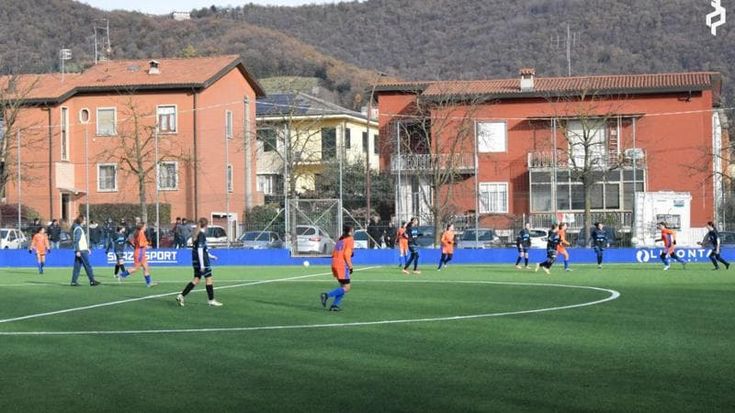 “Vai a lavare i piatti”: l’insulto sessista all’arbitra dal tifoso della Pro Palazzolo calcio