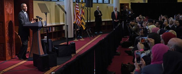 Obama per la prima volta in una moschea Usa: "Da politici retorica inaccettabile contro Islam"