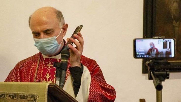 Il parroco che benedice smartphone e tablet: "Così li tengo lontani da fake news e odio social" 