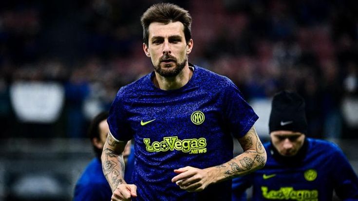 Il ritorno di Acerbi a San Siro: cori per lui dai tifosi, Marotta e Farris lo difendono