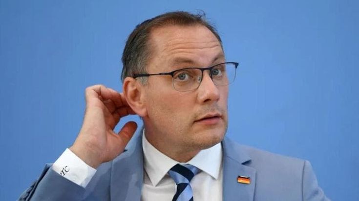 In Germania è mistero sul leader dell’estrema destra, in terapia intensiva: “Forse colpito con una siringa”