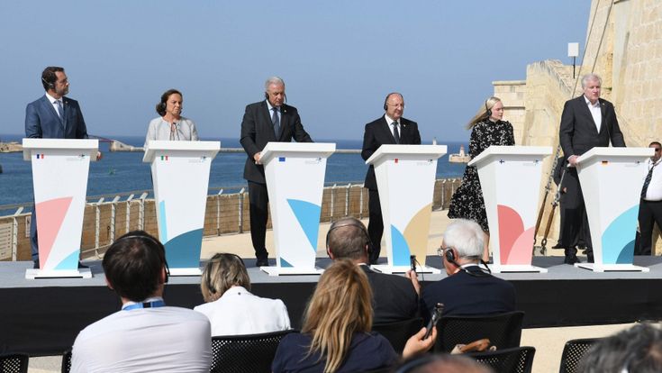 Migranti, come funziona il patto: redistribuzione rapida tra i Paesi che aderiscono