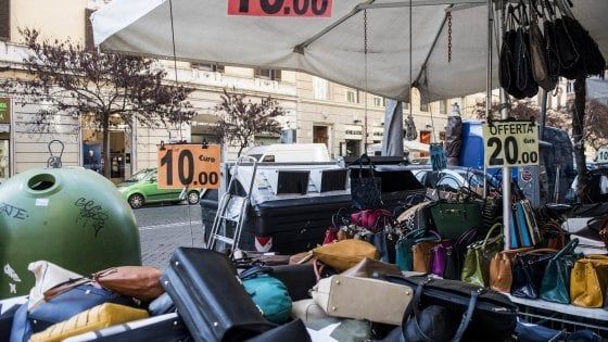 Bancarella selvaggia a Roma, regole più ferree: “Basta con la città suk”