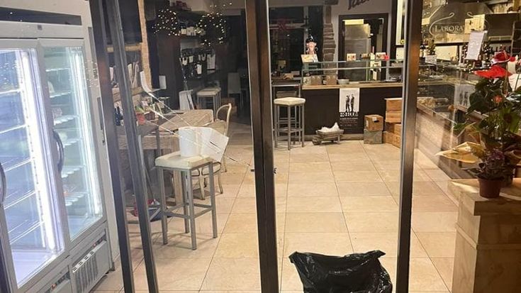 “In due anni otto spaccate nel mio bar. Aiutatemi a chiuderlo, sono sola”