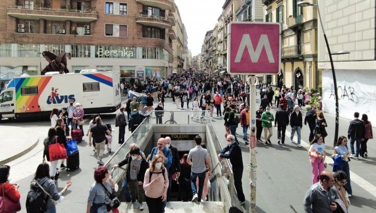 Pasqua a Napoli, i turisti a piedi trasporti a mezzo servizio: “Il nostro tour a ostacoli”