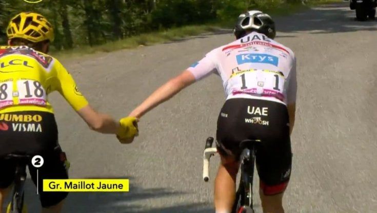 Tour de France, Pogacar cade, Vingegaard lo aspetta e lo aiuta e rialzarsi: il gesto di grande sportività della maglia gialla