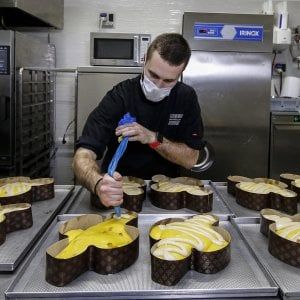 L'appello dei maestri pasticceri al governo: "Salvate le colombe"