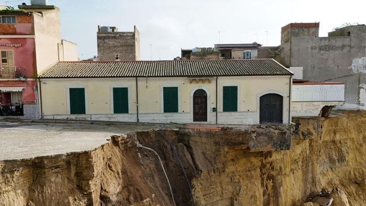 Niscemi, il futuro sospeso di imprese e agricoltori. Nuovi crolli sotto la biblioteca