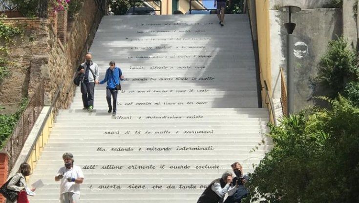 Poesia a Montesacro: sullla scalinata di via Tremiti compare l'Infinito di Leopardi