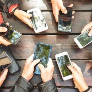 Tre indagati per revenge porn, denunciati da una donna di Brescia