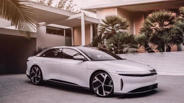 La crisi dell’auto elettrica: l’americana Lucid “taglia” 400 dipendenti