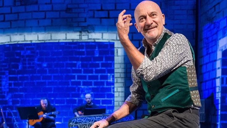 Da Bertolt Brecht a Mara Venier: Claudio Bisio, la vita raccontata “male”