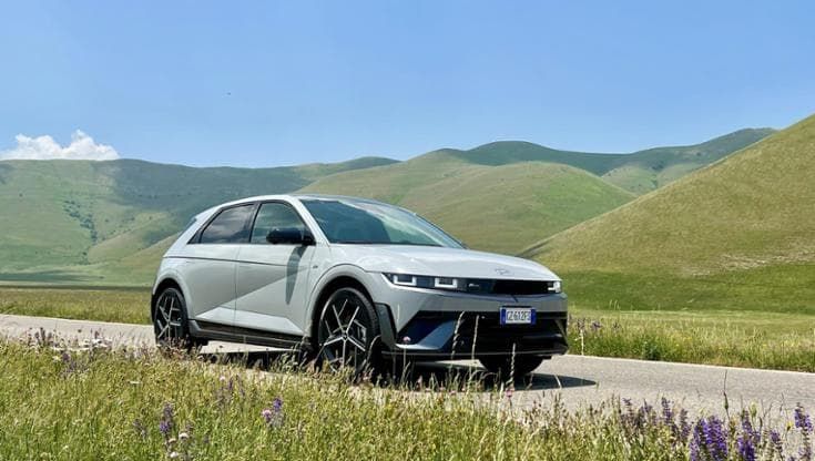 La scossa Ioniq 5, da Roma al Conero a tutto elettrico