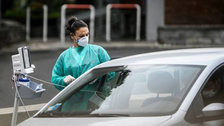 Covid, al Cotugno la cura col plasma: "Così i nostri pazienti diventano donatori"