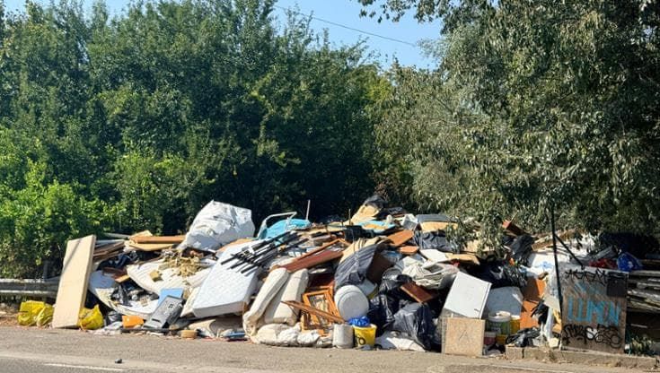 Sgombero in via della Chimera, le case assediate da rifiuti andranno all’housing sociale